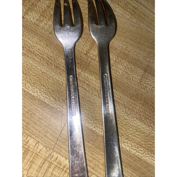Set Of 2 Hilton Hotel International Silver Cocktail Seafood Forks Silverplate - Picture 5 of 7